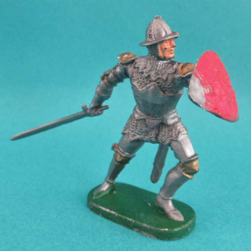 09. Chevalier en armure attaquant avec épée et bouclier en avant.